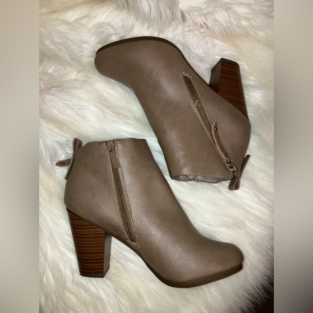 Breckelles Gail-28 Leatherette Zippered Chunky Heel Bootie